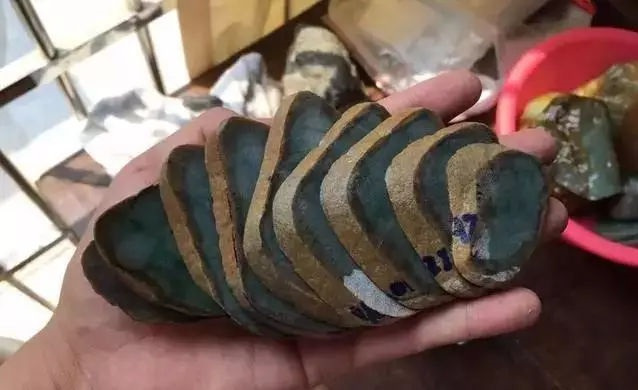 「翡翠」玉不琢不成器,将一般的原石精雕细琢后,变成精美的翡翠叶子!