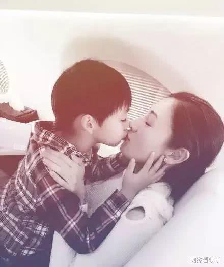 李嘉欣|李嘉欣与9岁儿子接吻被怒斥，父亲与女儿“3人共浴”，网友：不忍直视