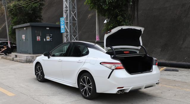 『丰田凯美瑞』B级车中的“新标杆”，质量及安全领先同级，油耗4.1L，月销破2万