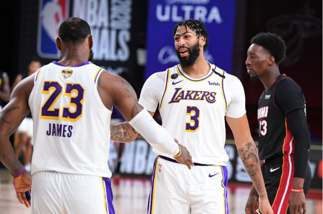 香槟|真惨!湖人一球员因年纪太小,不准喝香槟,只能喝橙汁庆祝