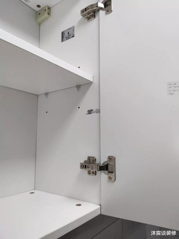 『』她家很简单，灰色瓷砖+大白墙不做吊顶，搭配好软装饰更锦上添花