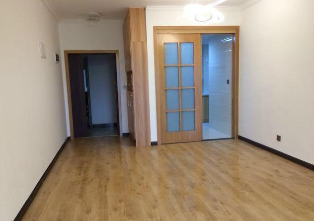 新房不做吊顶，而是在天花板走了一圈18块钱的石膏线，朋友都说值