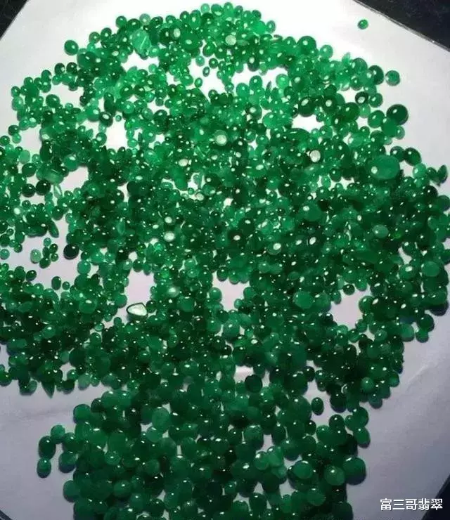 「翡翠」200万拿下一批翡翠蛋面，到底是赔大了，还是赚大了，无人敢下定论！