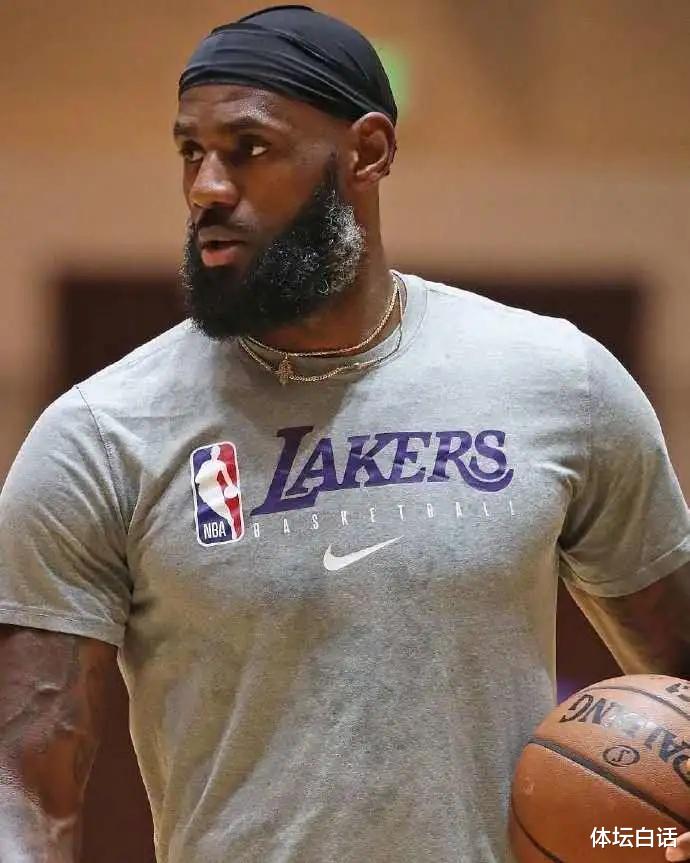 勒布朗·詹姆斯|真老了?36岁詹姆斯赛后累瘫在酒店地板,一脸疲态懒得洗澡