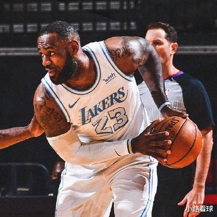 詹姆斯·哈登|输球又输人！哈登夹胳膊造犯规激怒詹皇，谁记得詹皇曾背手防他？