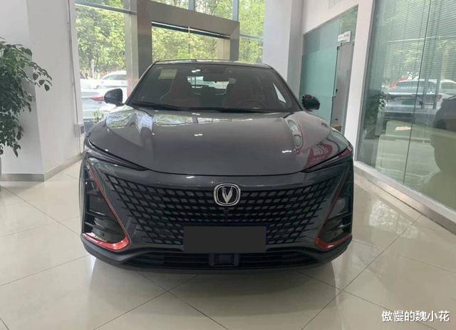 【长安汽车】长安“UNI-T”正式进店，造型设计堪比外星科技，还看啥合资车！