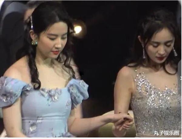 #李连杰#刘亦菲脸是抹了“漂白剂”吗，和旁边杨幂对比，至少相差10个色号