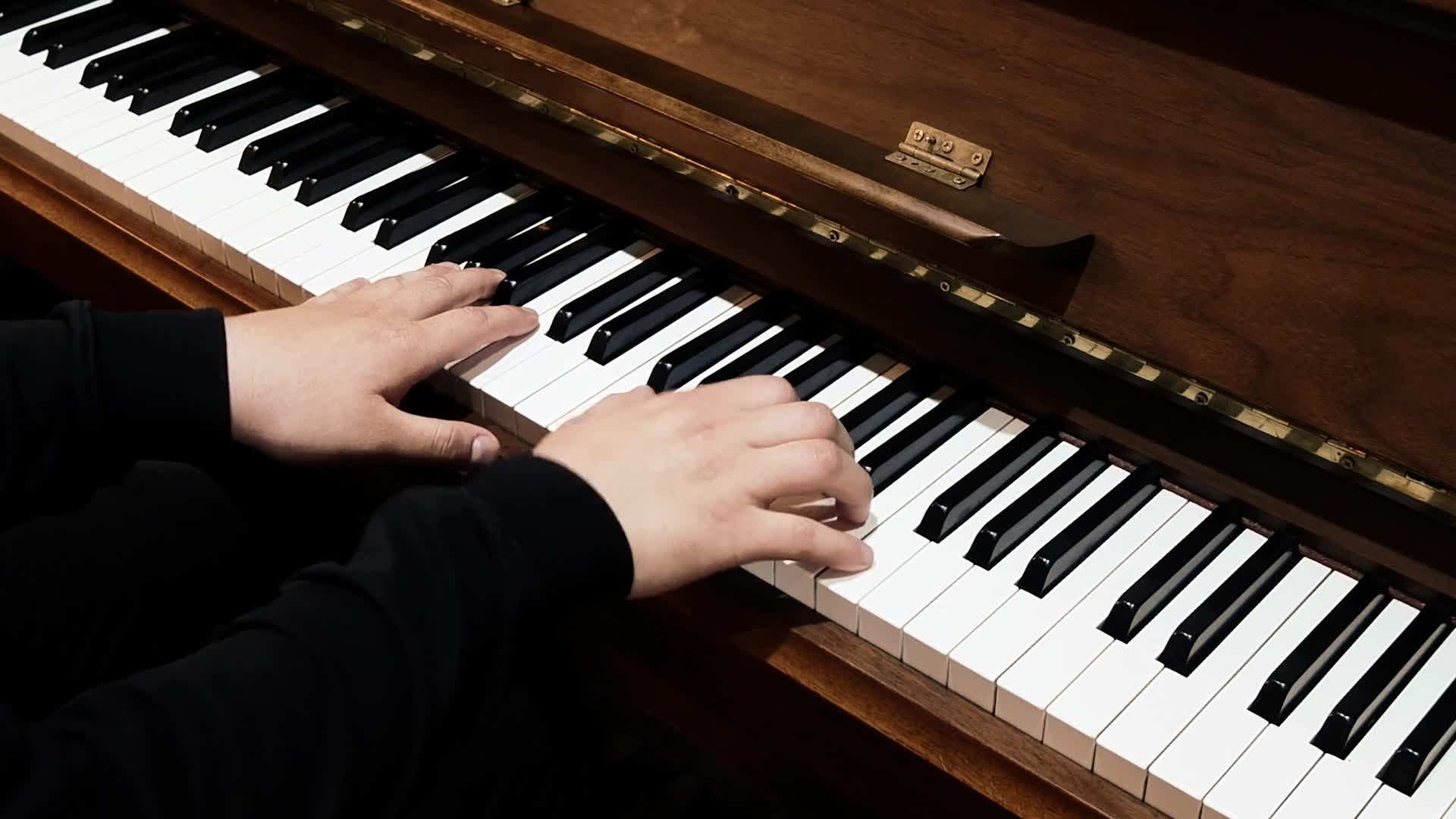 []组成音乐小知识，钢琴伴奏不能少，黑白双键在音符，双手弹奏心灵曲