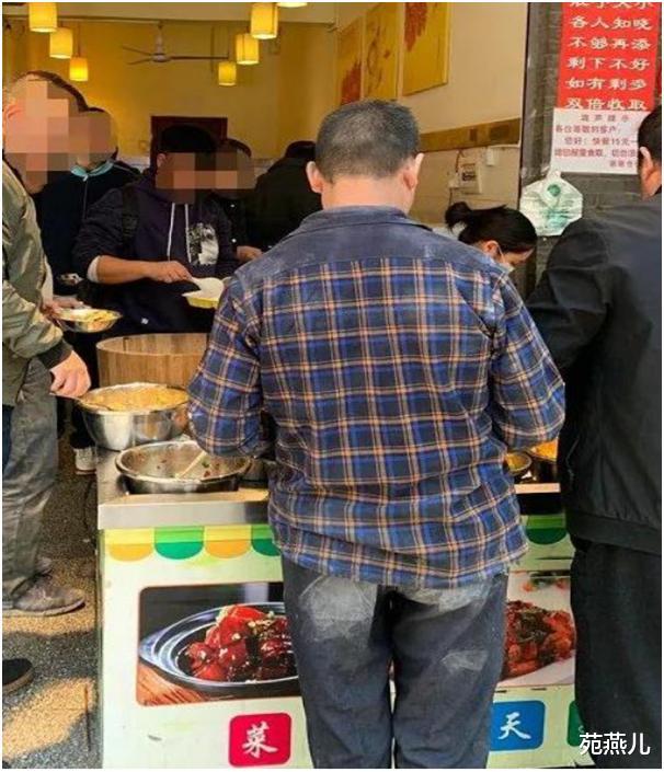 职场故事▲餐馆拒绝农民工就餐惹争议,这家面馆的老板,被自家员工坑惨了