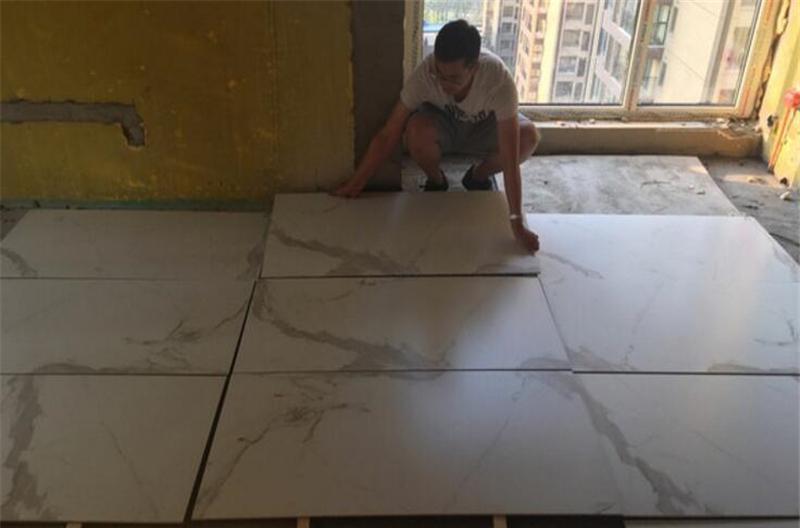 铺个墙砖师傅却要按片数来收费, 最后业主发现收得真不高