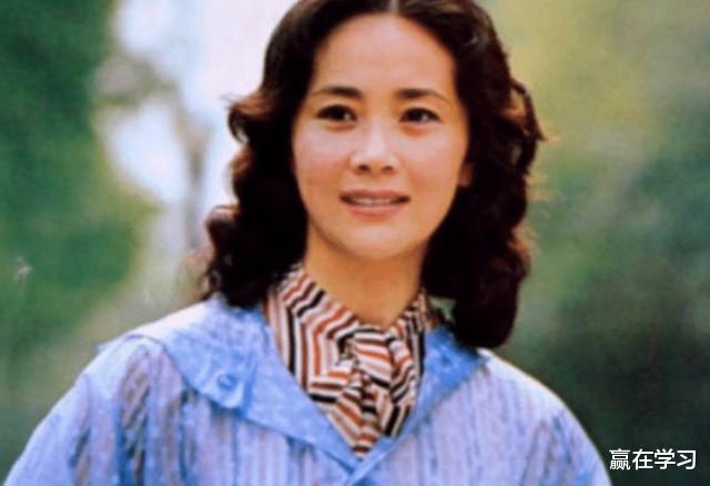 「春晚」曾是春晚最美主持人, 吞300颗安眠药自杀, 如今72岁仍然单身！