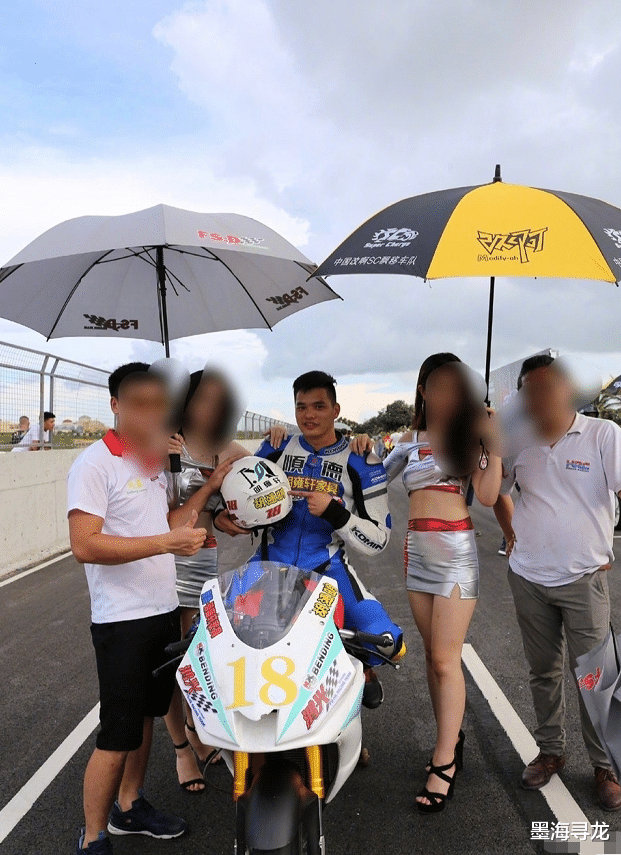 王一博|胡通明朋友圈曝光，绊倒王一博后晒奖杯炫耀，朋友献媚：胡总精神