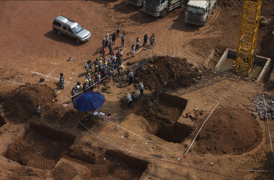 #黑洞#一工地发现无底黑洞，专家火速赶往现场，喜极而泣称终于找到了！