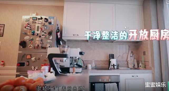 周笔畅▲周笔畅家有2个厨房，开80万车去买菜，一人做鸡腿饭吃已独居15年