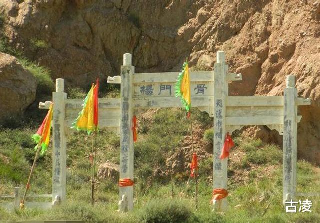 『疯狂的石头』2010年，甘肃搬运两层楼高的\疯狂的石头\，让整个县\石\来运转