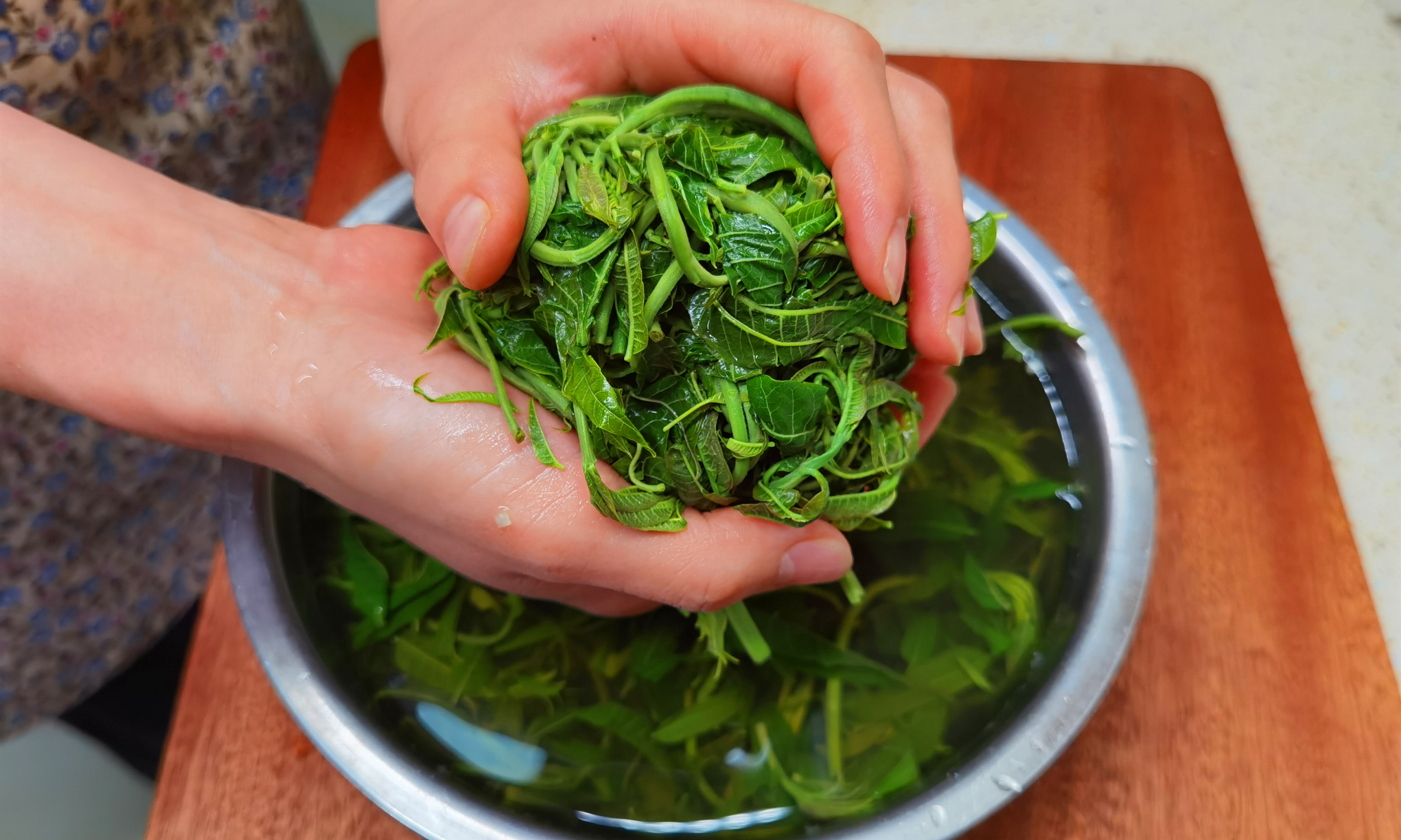 「香椿」5月包饺子就用这菜，闻着臭吃着香，女性要多吃，补充维C促消化