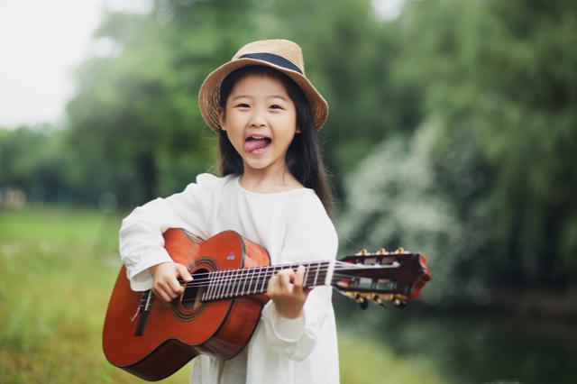 「吉他」6岁，她一个人组了一支乐队，用“奶嗓”唱哭世界 | 原创