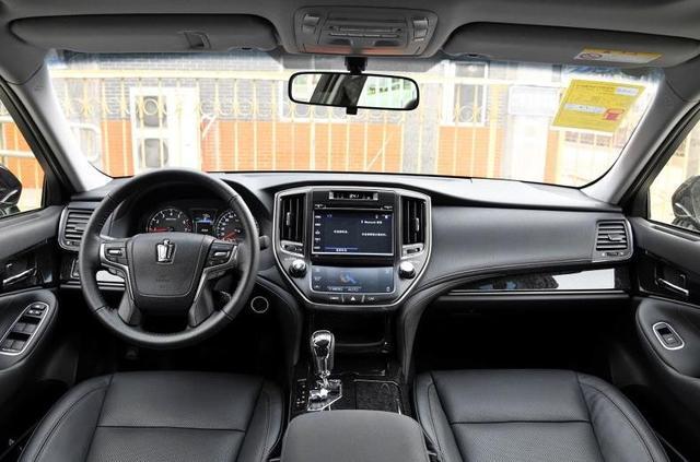 丰田皇冠▲比奔驰E还舒适！从43万跌至22.58万，2.0T后驱，30天仅卖155台