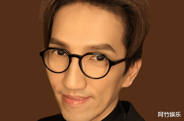 「」他被称为音乐天才，歌声百变，每首歌都让人觉得很动听