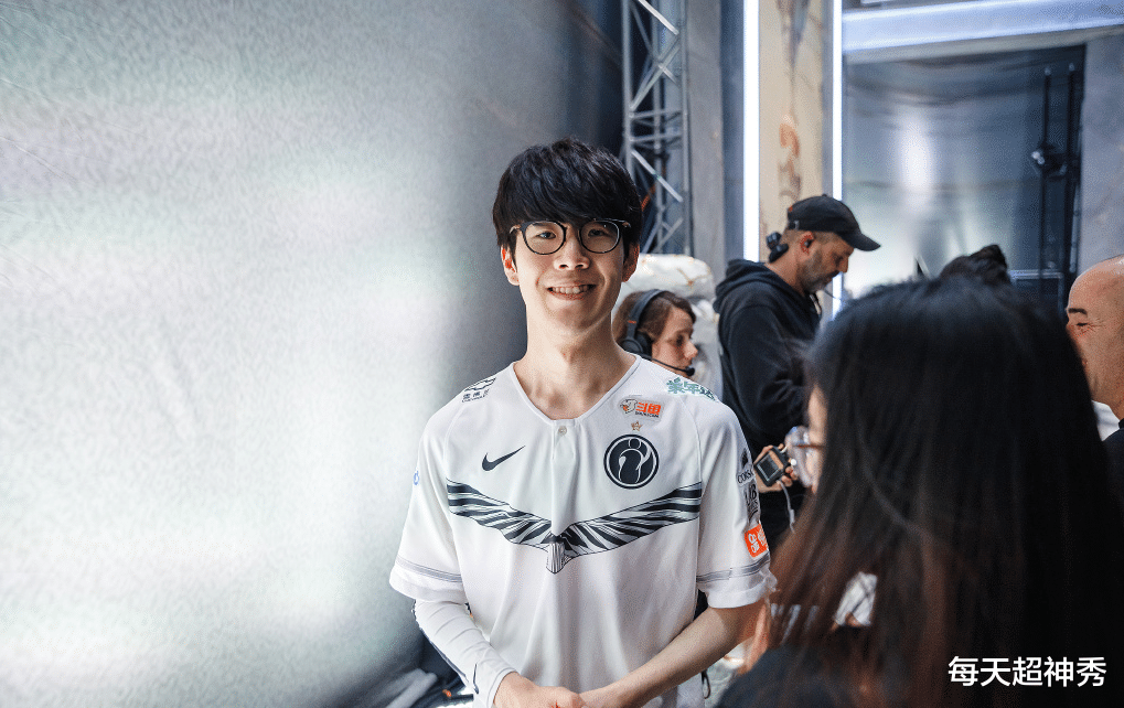 theshy|不愧是Theshy！未能如愿拿到卡牌后，使用上单女警Carry全场