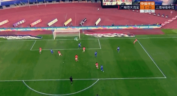 郑爽|郑智登场后，保利尼奥立马交出队长袖标，两队6张黄牌看出很火爆