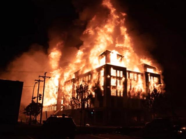 特朗普：美国老特摊上事了，前四任总统集体炮轰，军队拒不执行命令