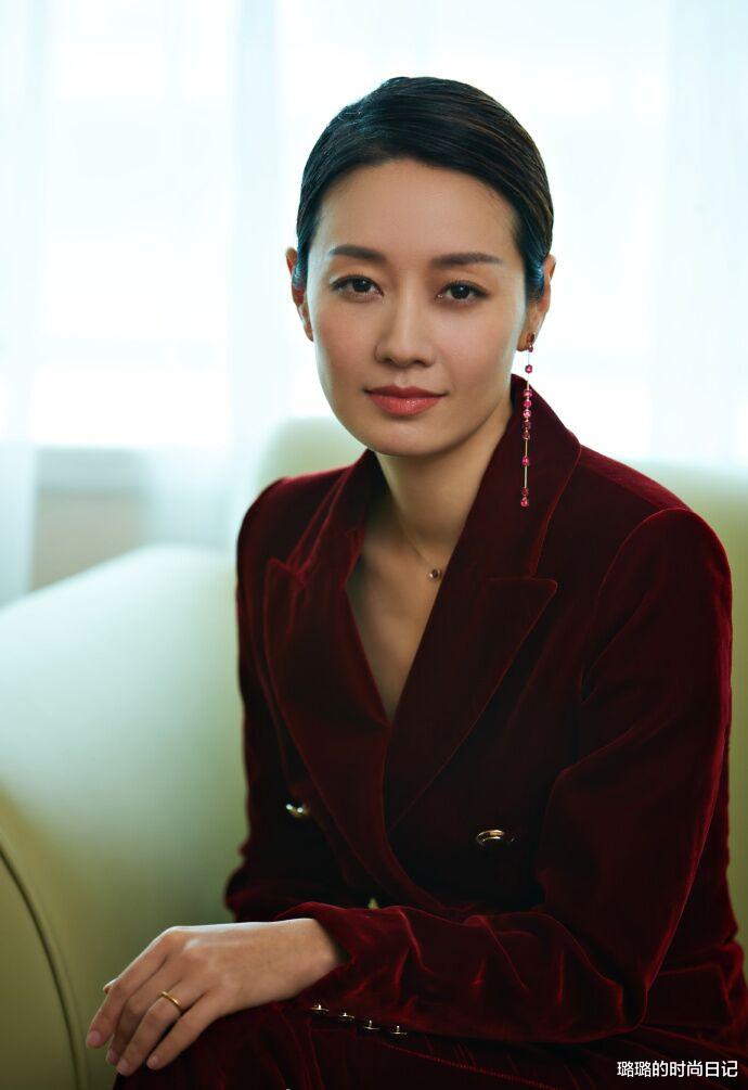 西装■43岁马伊琍离婚后太会穿!低马尾减龄又俏皮,丝绒西装高级感十足