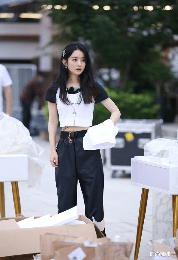 赵丽颖|有种“整容”叫赵丽颖当妈后，外套在腰上打结：这腰围“吊打”杨幂