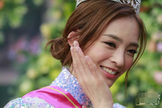 香港小姐|港姐三甲私照曝光：冠军父亲帅气如明星，亚军是白富美，季军清纯无恋爱经验