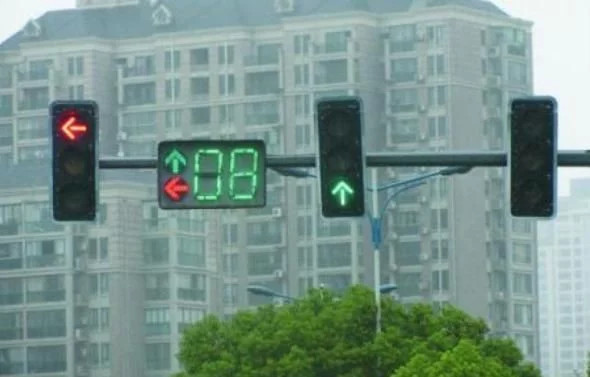 交通法规|新版红绿灯“惹众怒”，三天上百人违章，车主：这车没法开了