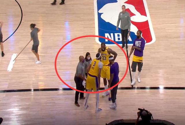 掘金队|破案了！浓眉是否被垫脚？逐帧再看一遍：詹姆斯直接从替补席冲入场内