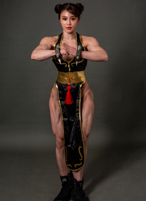 春丽|中国版金刚芭比，被外媒争相报道，cos游戏角色春丽格斗感十足