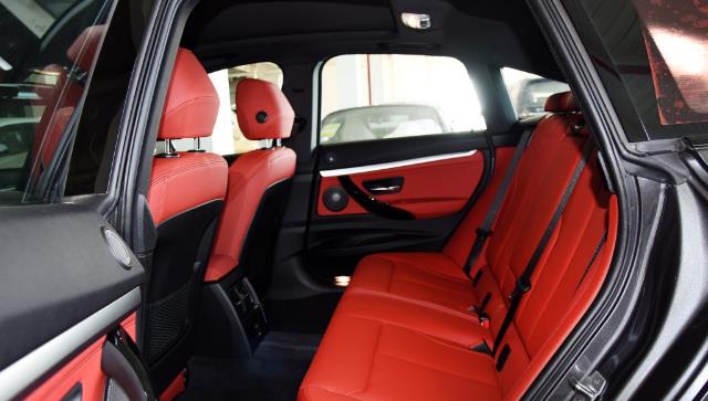 宝马3系@“小钢炮”改款上市,纯进口2.0T+8AT,提速6.2秒,看车标就想买