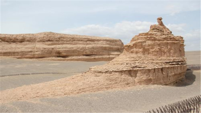 |中国无法击沉10万吨航母？媒体传出一张西北戈壁照片，质疑声消失