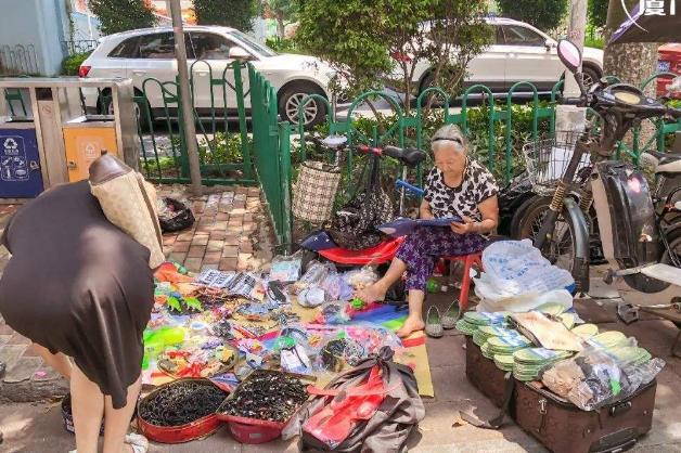 监控视频▲喝了12天“浮尸”水?35户居民业主崩溃后,做出同样的选择!