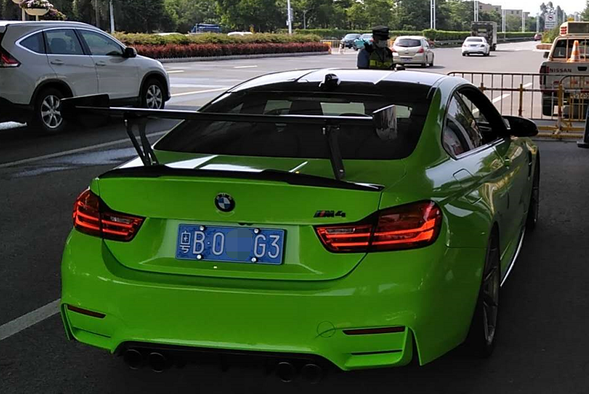 中山|中山男子进服务区开走一台宝马M4直奔赛车场!刚进珠海就被抓!