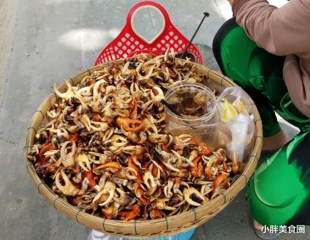 |大妈背着箩筐卖“它”，曾经在河边“泛滥成灾”，现在一斤要30元