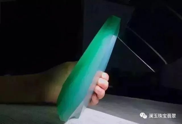 『翡翠』极为罕见的天空蓝翡翠