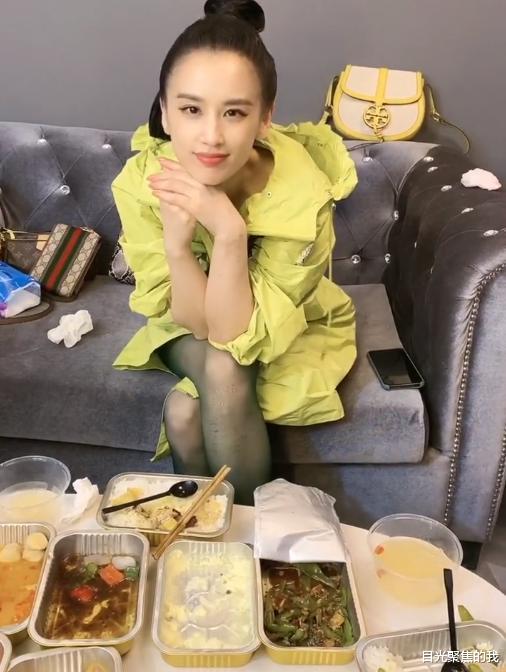 「黄圣依」杨子探班黄圣依工作现场，看到给她带的饭菜，豪门的排场真不一般