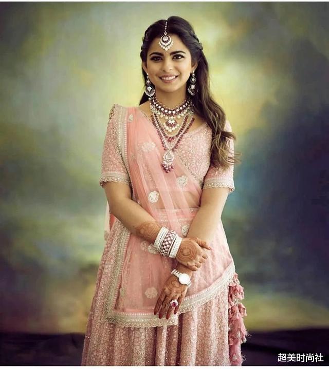 【印度】她17岁就成亿万富婆，创业能力比王思聪强，穿低领衫只为秀珠宝