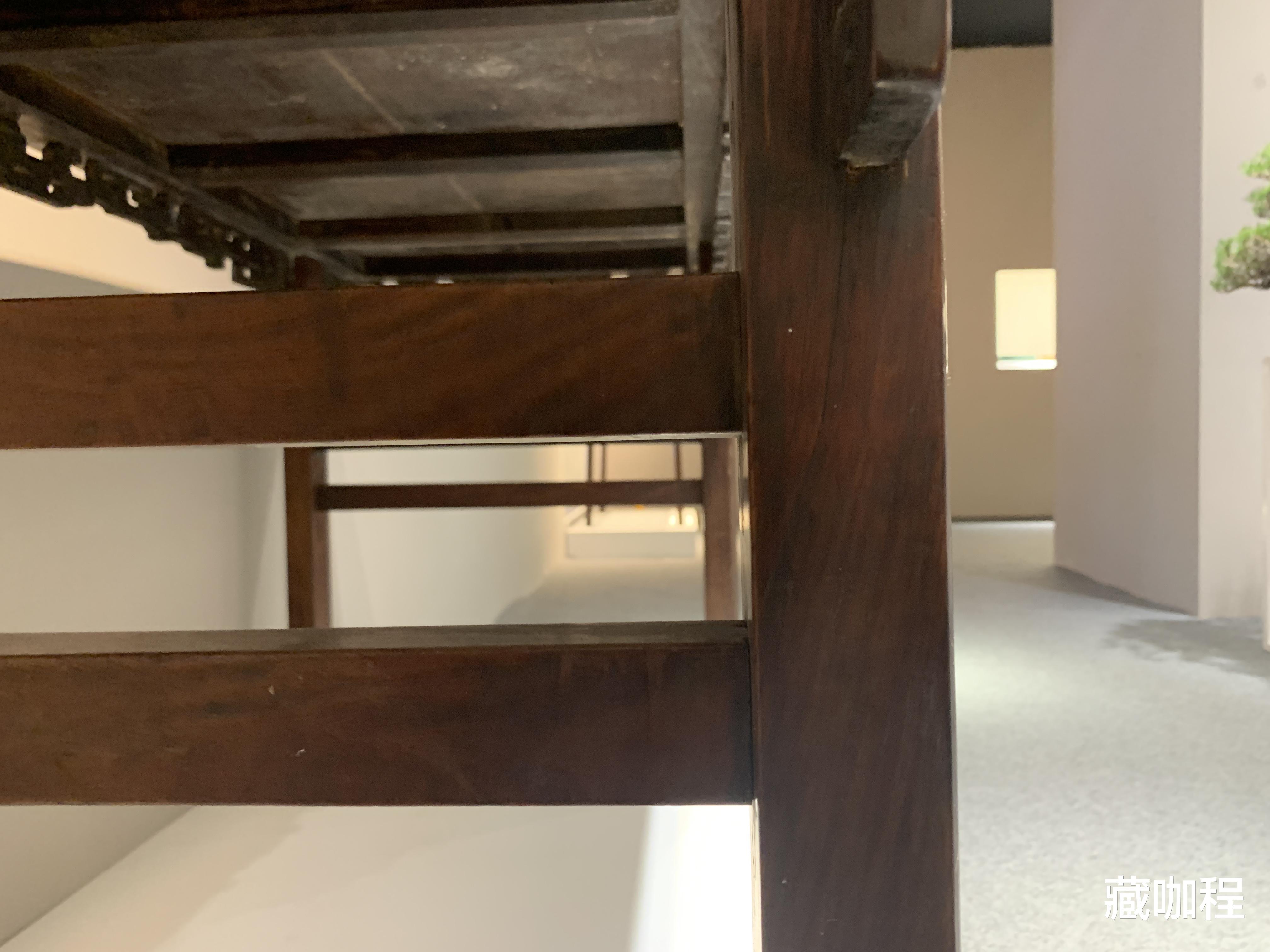 @老皮壳上有黑漆，怎知夔龙纹画案是黄花梨？