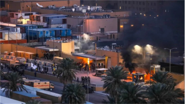 美国@重型火箭弹从天而降，美国大使馆成一片火海，美俄：凶手已确定