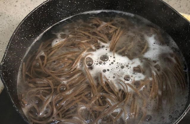 荞麦面|适合晚餐吃的主食，营养全面，热量低，酸辣开胃，天天吃都不腻