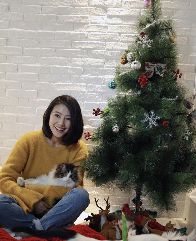 高圆圆|高圆圆御姐范十足,穿印花西服搭配黑色西裤美翻了,美到认不出来