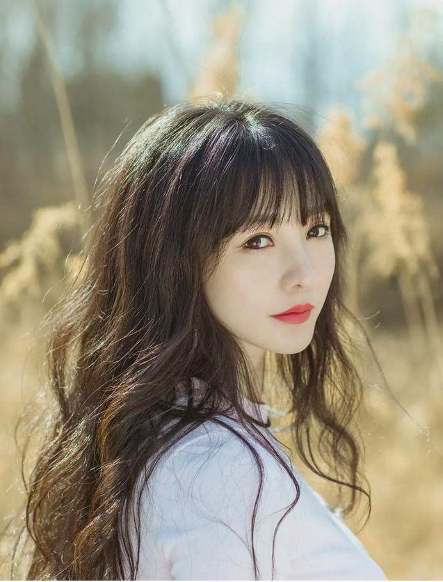 柳岩：2016年, \伴娘门\事件后, 遭\封杀\被众人孤立的柳岩, 唯独被他力捧