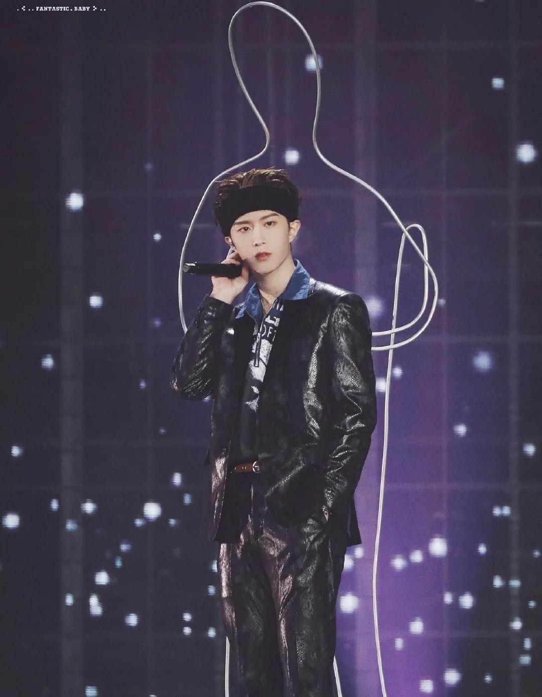 发带■连他也开始凹造型了