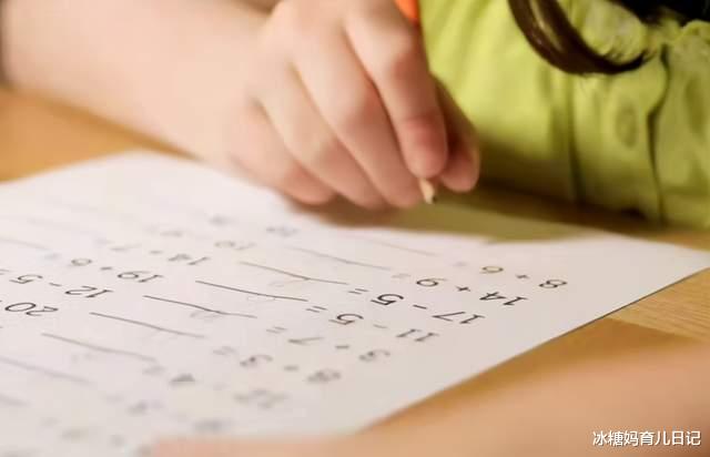 数学|买一根棒棒糖2元，4根要付多少元，小学生答8元被判0分