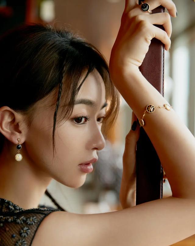 好久不见吴谨言~ 这个侧脸真的是美了美了,小辫子算是画龙点睛了,好看