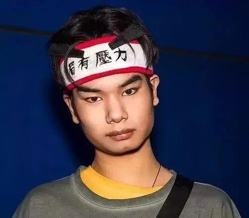 「发际线」剪一次头发被讹4万，转身广告接到手软，发际线男孩如今怎么样了