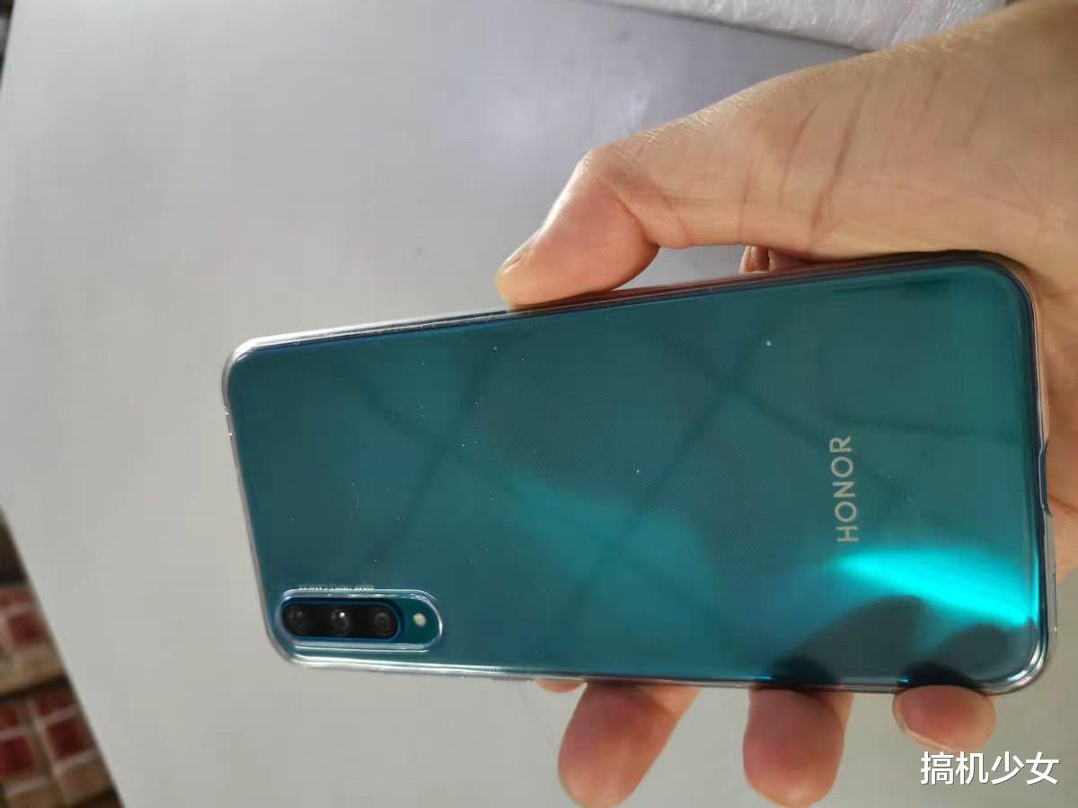 华为荣耀：4800万三摄+屏幕指纹+20W跌至899，这才是华为最值得入手的百元机
